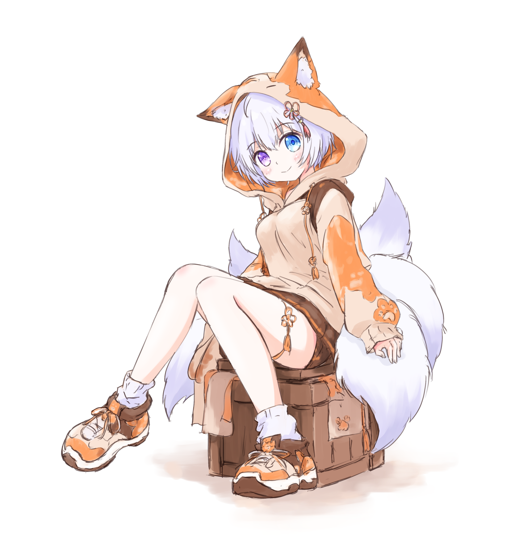 狐のパーカーを着て、木箱に腰かける白髪の女の子